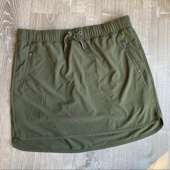 Athleta Pants - NWOT Olive Green ATHLETA Fitness Skort Pockets XL